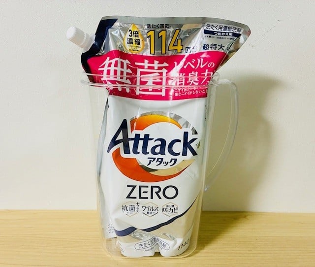 「冷水筒」に詰め替えパックを入れるだけ！取っ手つきなので持ちやすい！
