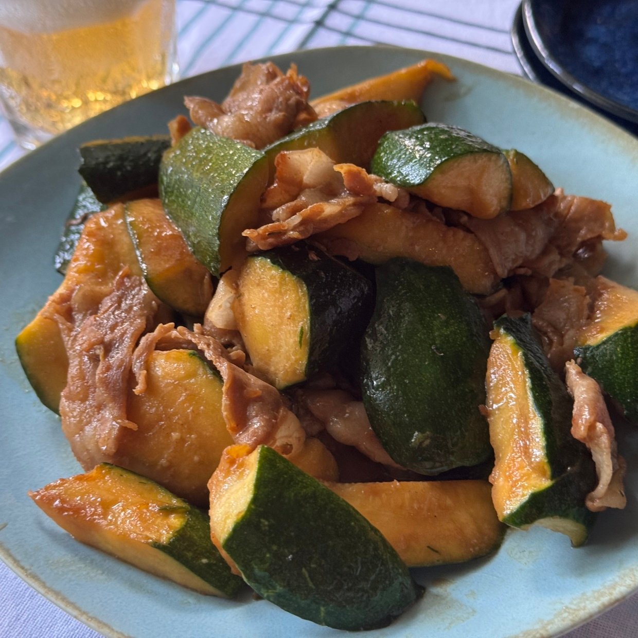 ズッキーニは包丁で切らないのが正解！ズッキーニと豚こま肉の“子ども完食おかず”【夏休みレシピ】 