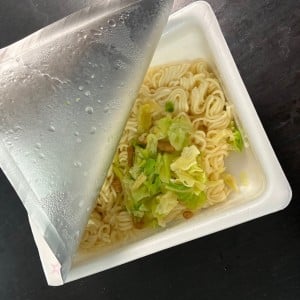 フタに“かやく”がくっつかない！「カップ焼きそば」の目からウロコの作り方「順番が大事なんだ」