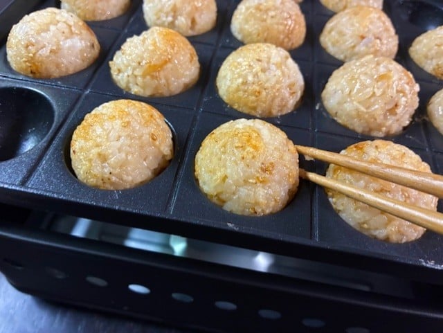 「たこ焼き機」で焼きおにぎりを一気に作ることができる!
