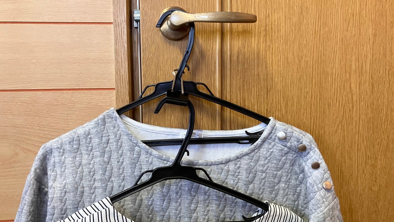 ダブルクリップとハンバーを組み合わせると、1本のハンガーに上下2段の服を吊るせる“連結式ハンガー”が完成!