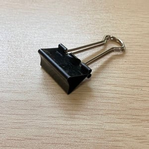 「ダブルクリップ」の紙を挟む以外の意外な使い道「ただの文房具じゃなかった」「収納革命！」