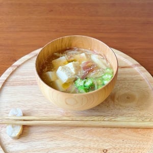 みょうがとオクラと豆腐で。なんとなく体調が悪い…そんな日にやさしく整える“冷たいみそ汁”