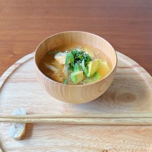 暑い日もスルッと食べられる。ちくわとアボカドと大葉で“巡りとたんぱく質”を補う「朝の冷たいみそ汁」