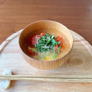 トマト×とろろで夏バテ対策！暑い日にスルスル食べられる「冷たいみそ汁」で熱中症予防