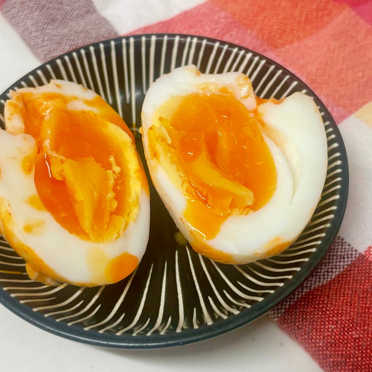  暑い日にこそ食べたくなる！ゆで卵に漬けるだけで濃厚な味わいになる“2つの赤い調味料”とは？ 