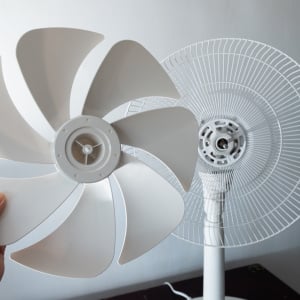 かえって劣化する。「扇風機」のお手入れに“使ってはいけない3つの洗剤”「使うところだった…」