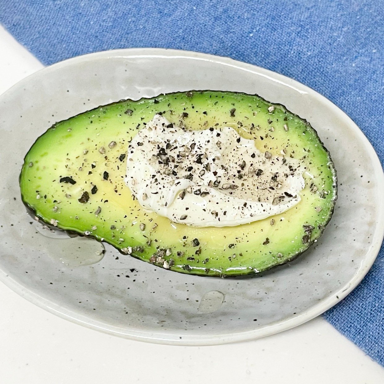  食物繊維が豊富な「アボカド」の真ん中に入れる白い食材とは？「切って順にのせるだけ」「腸がよろこぶ」 