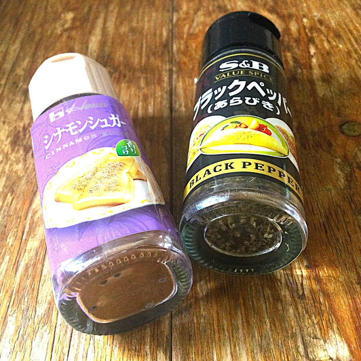  「調味料の瓶の裏のザラザラ」をこすり合わせるだけで？「知らなかった」「気持ちいい」「便利！」 