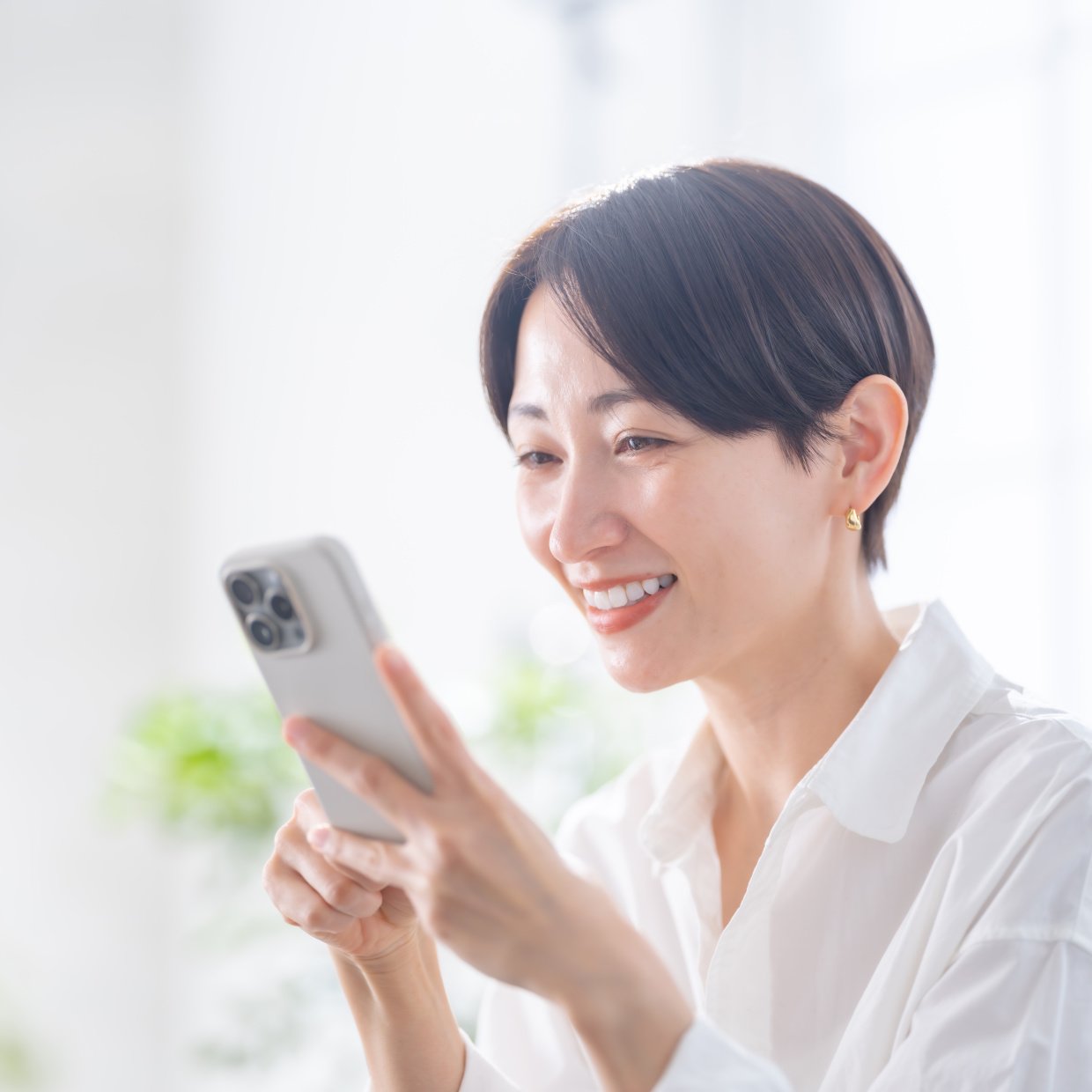  「スマホの待ち受け」何にしてる？3位は推し、2位は初期画面、1位は…？【40代前後の女性に調査】 