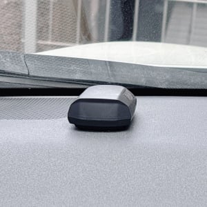 じつは超重要。車のダッシュボードの“黒い部品”の正体とは「夏のドライブの快適さに影響するかも…」