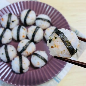 意外なものを使って同じサイズの「プチおにぎり」をたくさん作る方法「子どもが食べやすい」「ラク！」