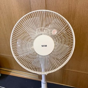 「扇風機の風」がもっと涼しく感じる夏に試したくなる裏ワザ「ひんやり冷たい…」「想像より快適」