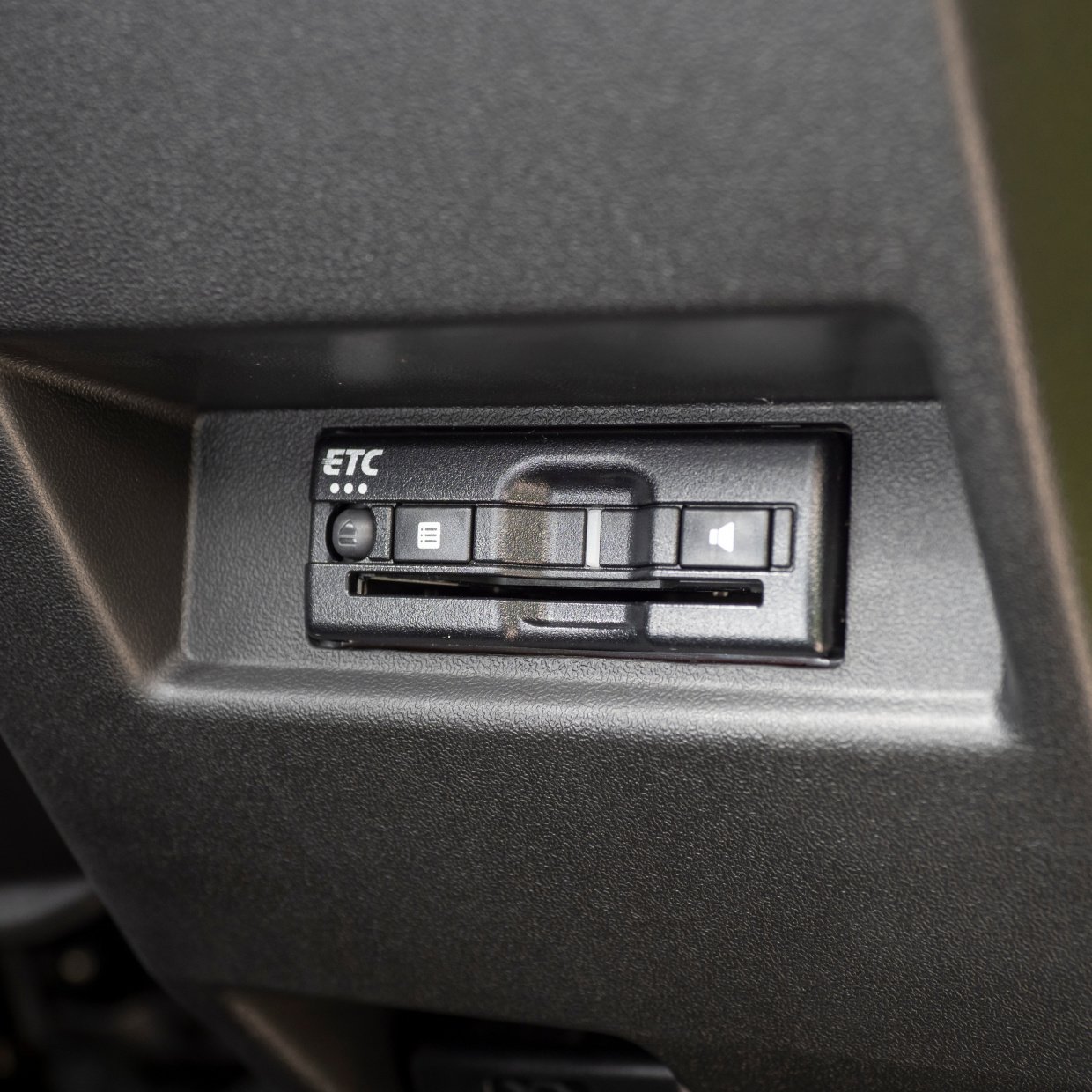  「ETCカード」は挿しっぱなしNG！車内で壊れる“知っておきたい理由”「よくやってた…」 