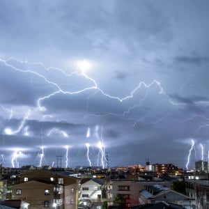 家の中なのに？「雷」が鳴ったときにやってはいけない“3つのNG”「家族にも教える」「こわい」