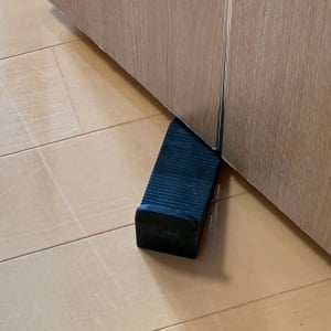 ドアストッパーが効かない…。滑るドアがピタッと止まる裏ワザ「早くやればよかった」「ストレス減る」