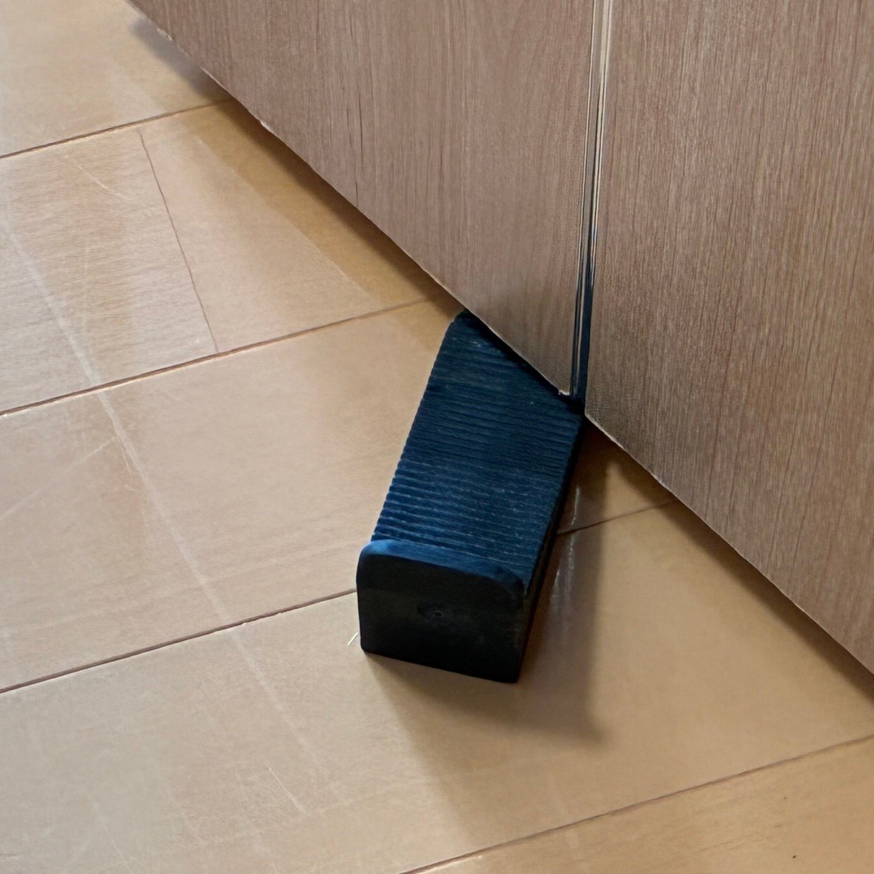  ドアストッパーが効かない…。滑るドアがピタッと止まる裏ワザ「早くやればよかった」「ストレス減る」 