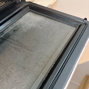 「電子レンジ」が臭くなる“やりがちなNG習慣”「意識してなかった」「だから臭いのか…」