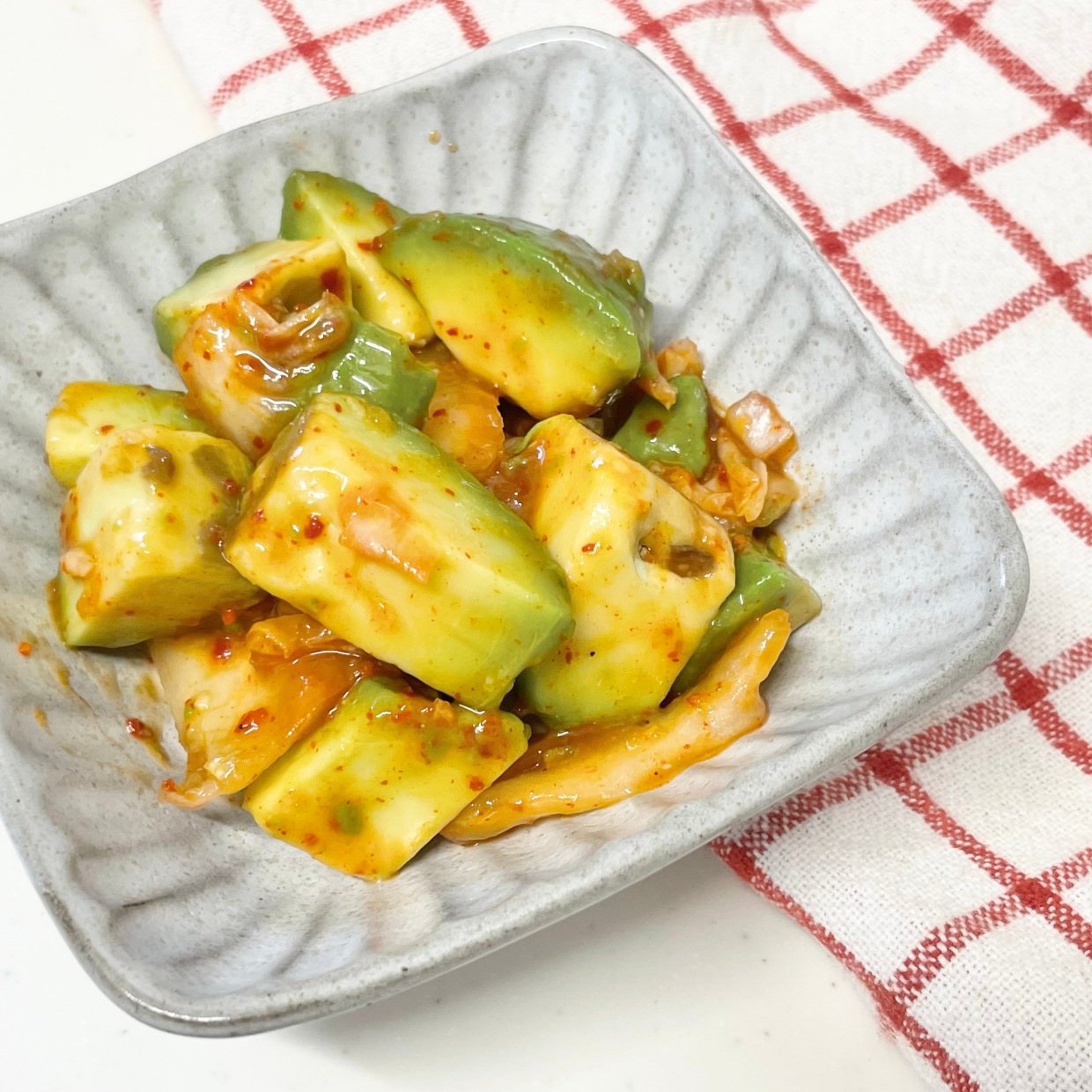  「アボカド」と一緒に漬けるだけ！夏に食べたいピリ辛漬けレシピ「相性抜群」「腸が喜ぶ」 