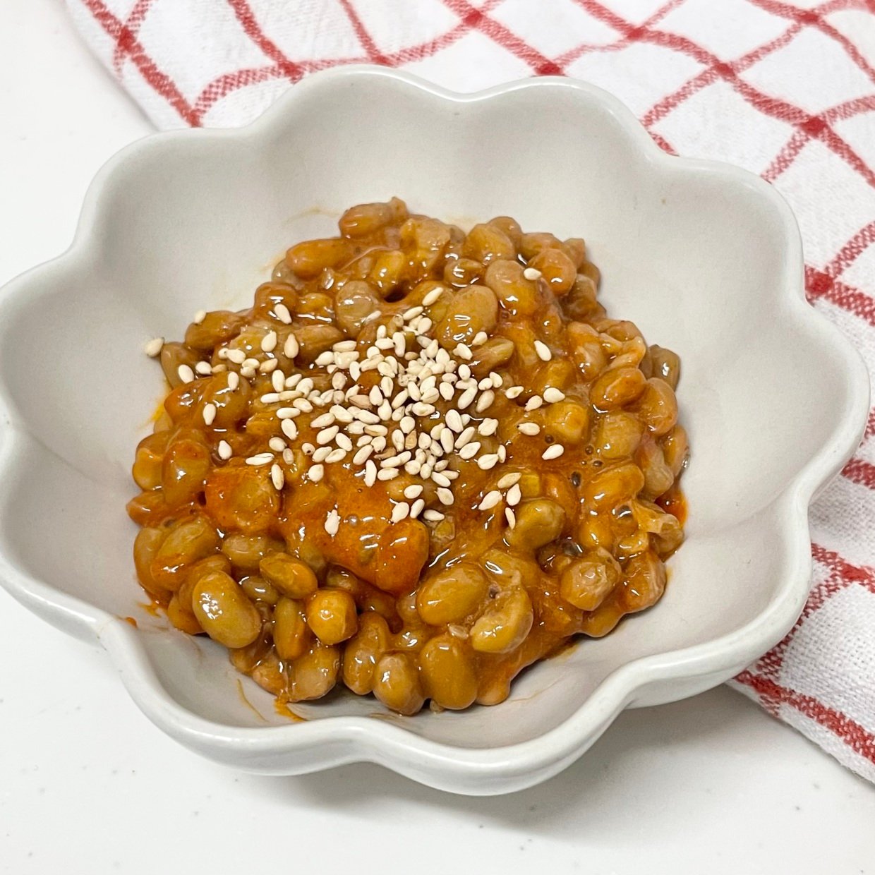  いつもの「納豆」にちょい足しするだけでもっとご飯が進む“赤い調味料”とは？ 