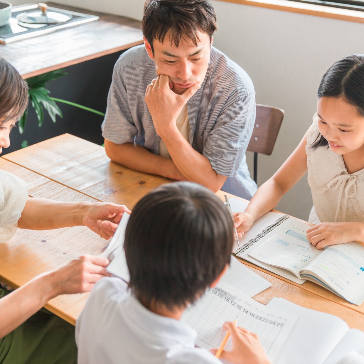 「夏休みの宿題」親はどこまで関わる？アラフォー世代に聞いた“ちょうどいい関わり方” 