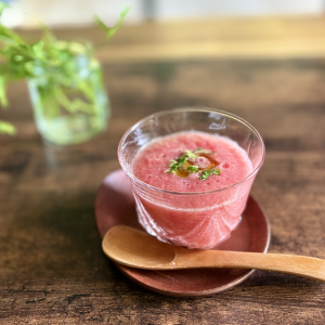 食欲のない夏にぴったり！トマトのさっぱり冷製スープのつくり方とは？「素麺のつけ汁にも」「冷凍可」