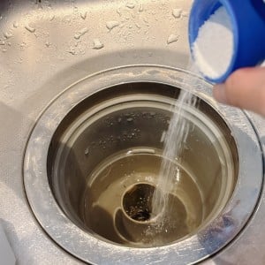 キッチンの“嫌なニオイ”を撃退！「排水口」のヌメリ＆ヘドロが消える“ほったらかし掃除術”