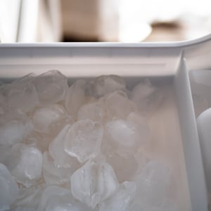 冷蔵庫の「自動製氷機」にミネラルウォーターはNGなの？「知らなかった」「夏は特に注意」