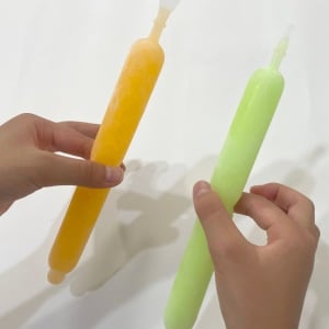 「冷たくて持てない…」を解消！棒状のアイスキャンディーが劇的に持ちやすくなる“驚きのアイデア”