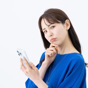 【iPhone】バッテリーをムダに減らさない“意外と重要な設定”→「遠出する前に見直したい！」