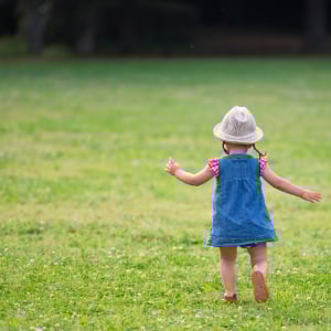 楽しい行楽で心配な「子どもの迷子」。事前に備えたい子どもを見つけやすくする“3つの対策”