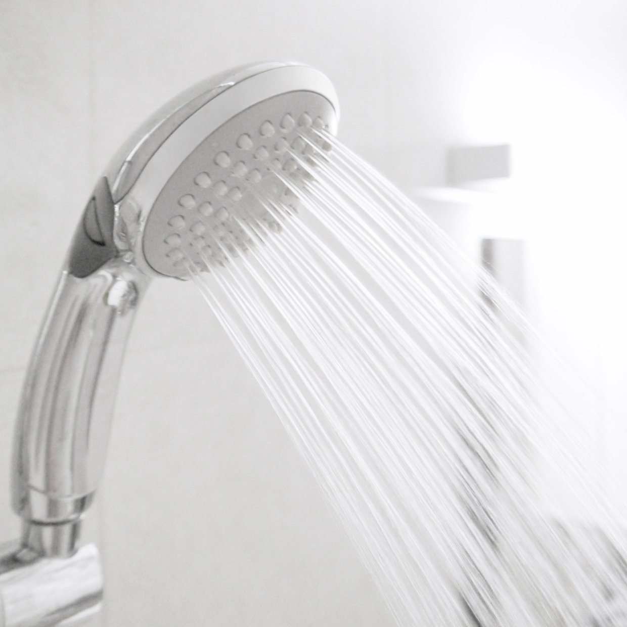 お風呂の入り方次第で変わる。「水道光熱費を抑えたい人」の“シャワー節約術3つ”「チリツモ」
