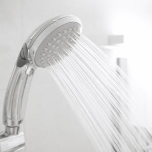 お風呂の入り方次第で変わる。「水道光熱費を抑えたい人」の“シャワー節約術3つ”「チリツモ」