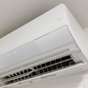 エアコンの「自動お掃除機能」は切らないで！意外と知らない“電気代の実態”「切ると逆効果なんだ…」