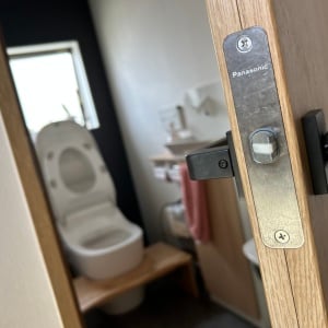 忙しくても続く！「トイレ」の“開運掃除ルーティン”3選→「運気ダウンを防ぐ！」「ニオイもスッキリ」