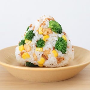 子どもの夏休みランチに！栄養も摂れて「食欲そそる」満足感たっぷりな「おにぎり」の“意外な具材”とは？