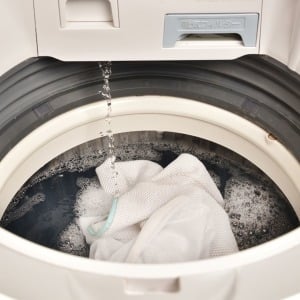 「洗濯機」が故障するかも。寿命が縮む“NG行為”3つ「すき間に入り込む」「出費がかさむ前に…」