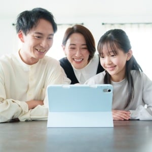 夏は子どもと一緒に“マネーリテラシー”を高めよう！家族で始める「お金の教育初級編」