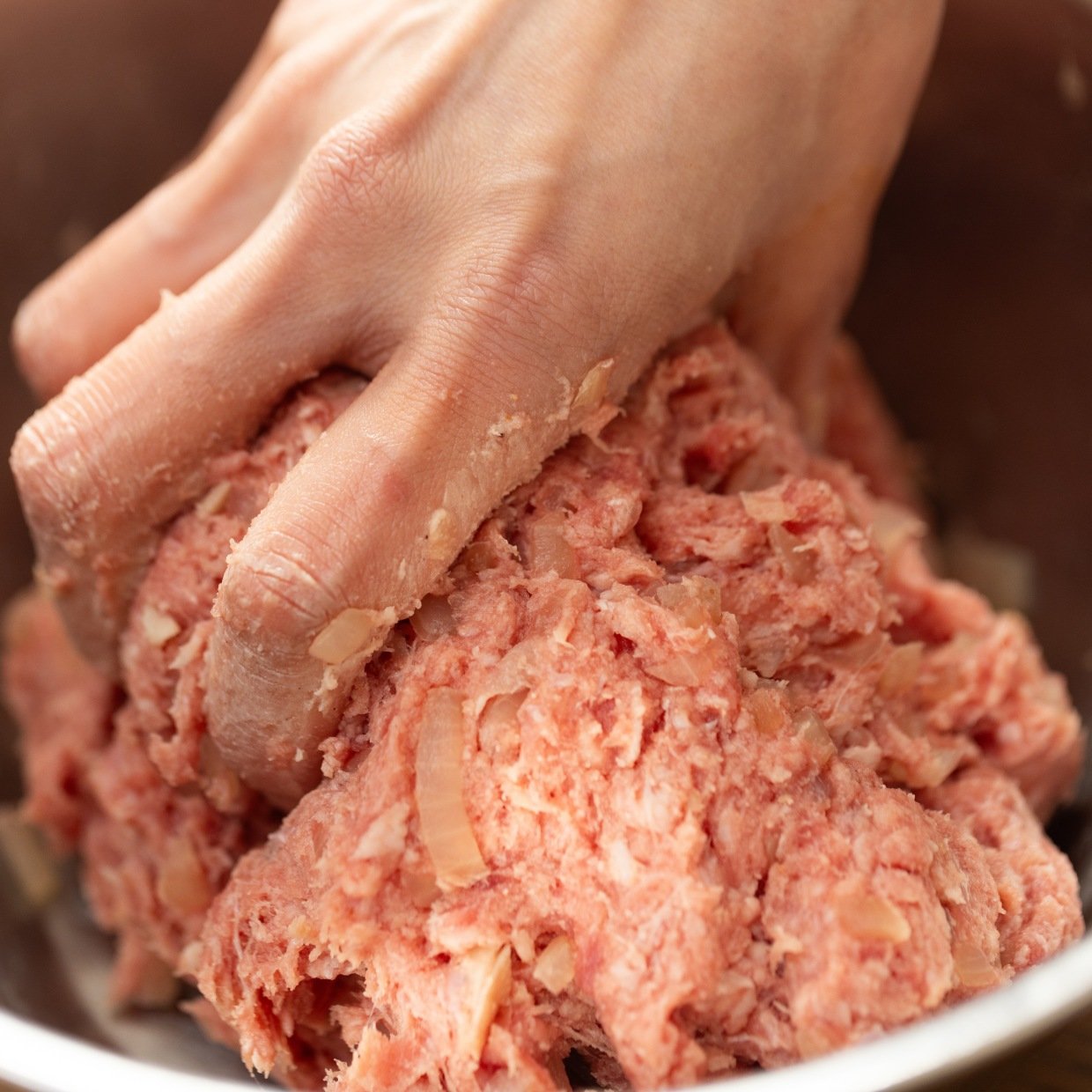  料理後の「手についたしつこい油汚れ」を落とす意外なワザ「ヌルヌルが石けん以外で落ちた」「すごい」 
