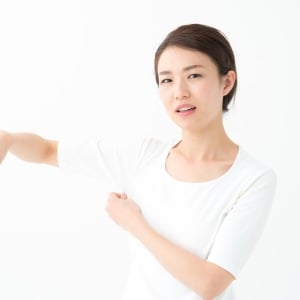 「Tシャツがベタついて不快」を解消するなら“素材選び”が重要！素材別メリット・デメリットを紹介