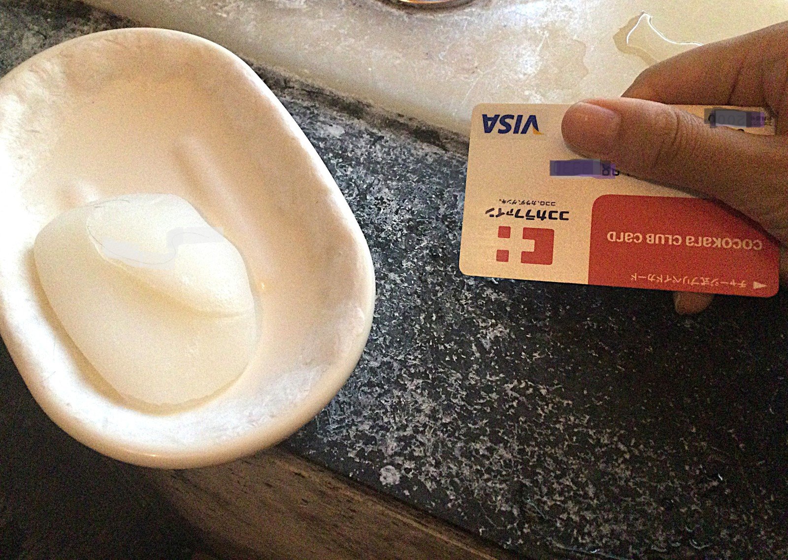 「カードの角」を使って軽くこすると、こびりついた白っぽい汚れがスルスル落ちる