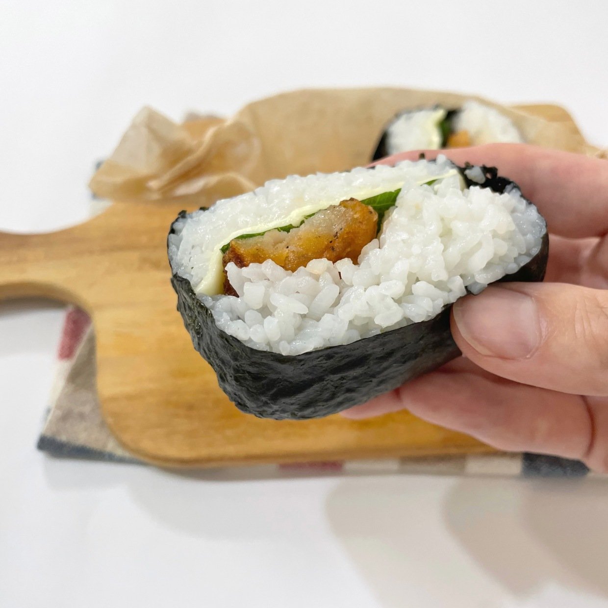  「斬新！」「賢い」ミニサイズの「おにぎらず」が“いつも捨てる意外なアイテム”で簡単に完成！ 