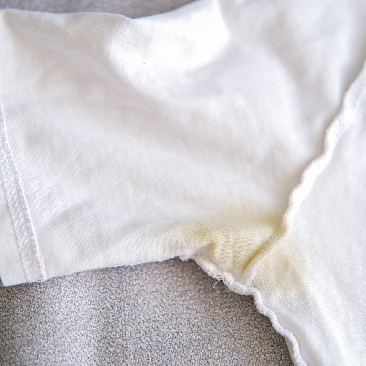  汗染みや黄ばみ汚れどうにかしたい…。夏の汗染みが目立ちにくいTシャツを選ぶ“3つのコツ” 