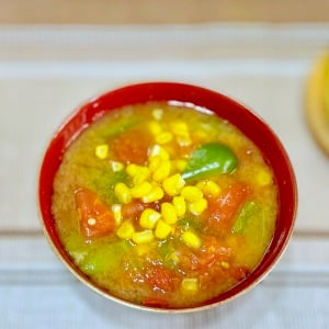 加熱するともっとおいしくなる栄養食材。酸味が食欲をそそる【夏のみそ汁】
