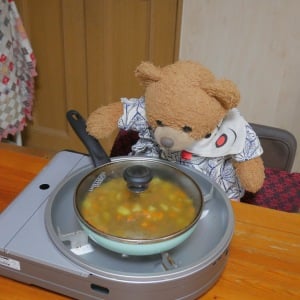 ボリューム満点！お弁当おかずにもぴったりな“くまくんのカレー味オムレツ”