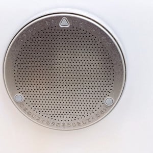 臭いや菌が繁殖する前に…。浴槽の「追いだき口」の汚れをスルンと落とす“便利な洗剤”「月1回でOK」