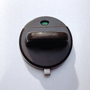 知らなかった。玄関の鍵にある“フックのような謎のボタン”の正体「使いこなしてなかった」