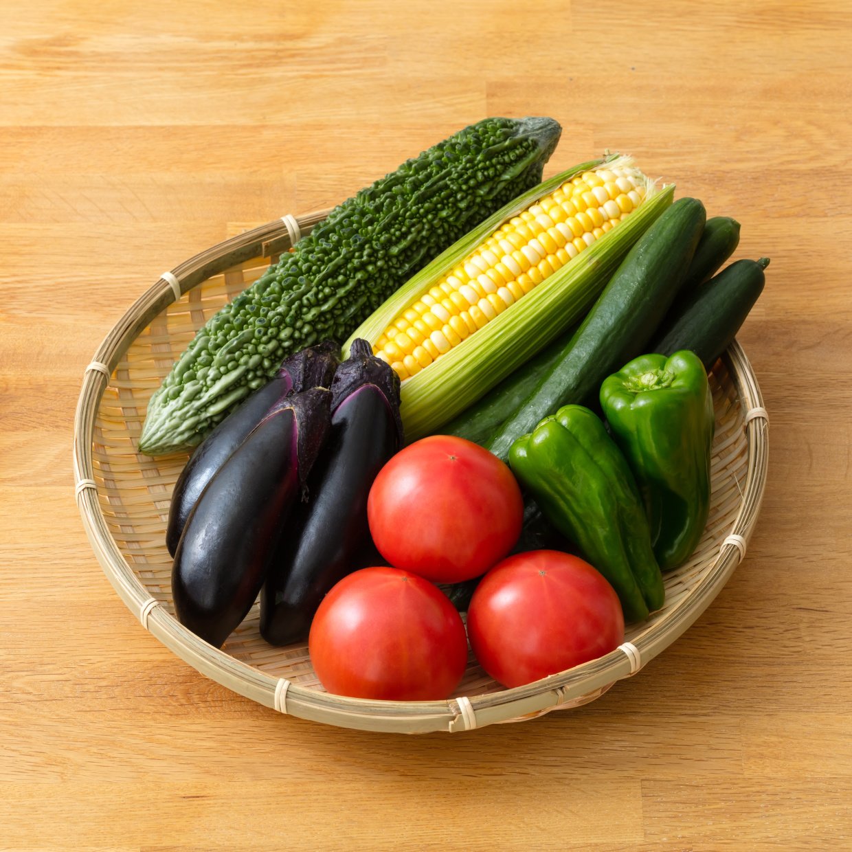  「夏野菜」のおいしさをキープする保存方法→「買ってきた袋のままはNG」「トマトもナスも長持ち！」 