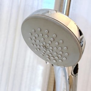 故障じゃないの？「シャワーヘッド」から“ポタポタ水が落ちる原因”とすぐ実践できる対処法