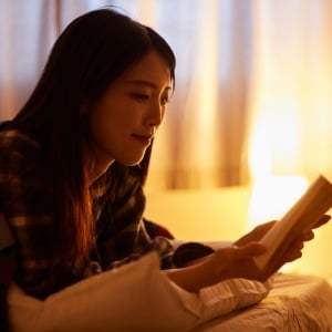 「幸福度が高い人」がやっている。幸せを引き寄せる“5つの夜習慣”
